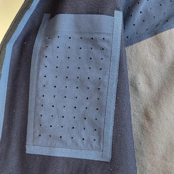 || OUTDOOR VOICES || Stretch Crepe rain jacket - Picture 6 of 10